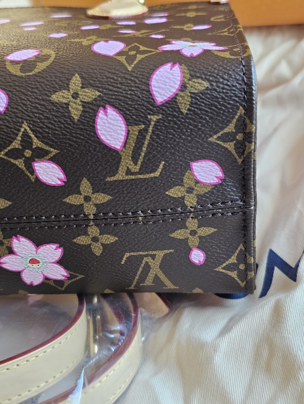 Louis Vuitton Monogram Takashi SAKURA ONTHEGO PM NEW - Picture 9 of 16